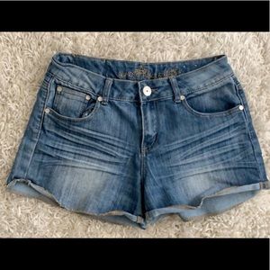 Size 9 medium wash jean shorts